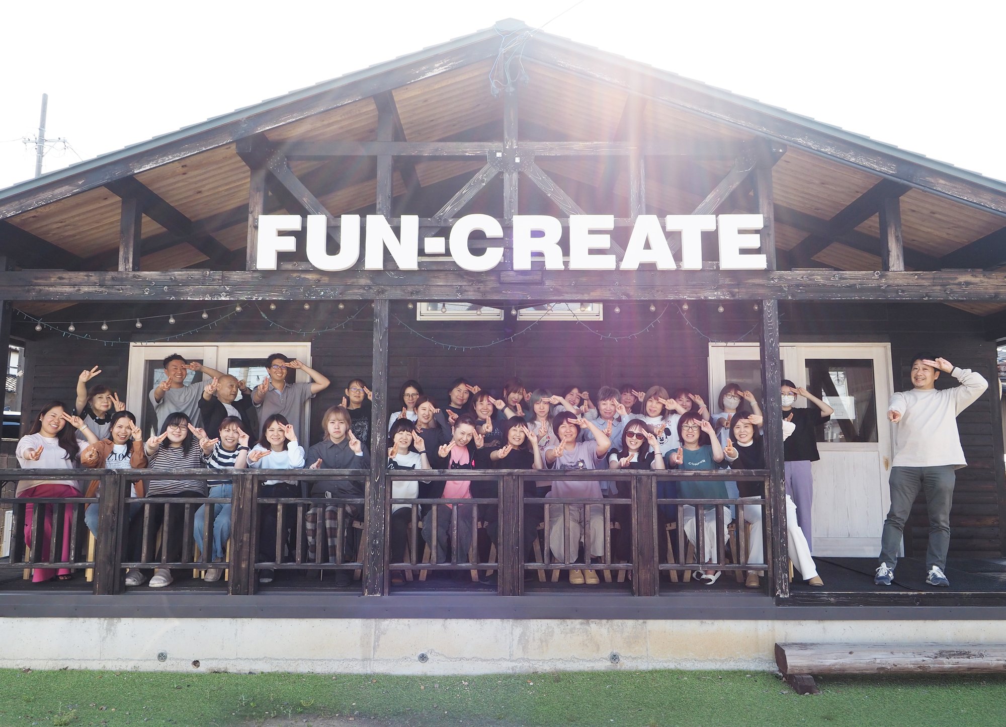 FUN-CREATE株式会社 2026年度 全体集合写真 — 本社前にて