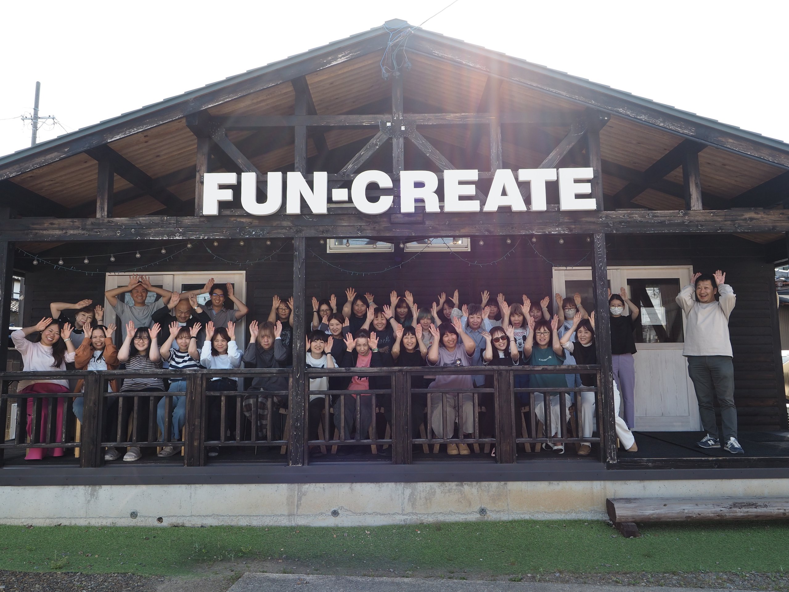 FUN-CREATE株式会社 チーム集合写真 — 中小企業診断士6名体制で中小企業のWEB集客・DX支援を提供