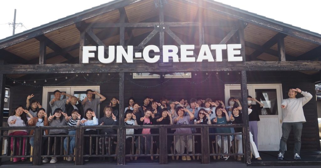 FUN-CREATE株式会社 2026年度 全体集合写真 — 本社前にて