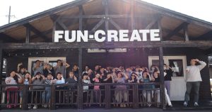 FUN-CREATE株式会社 2026年度 全体集合写真 — 本社前にて