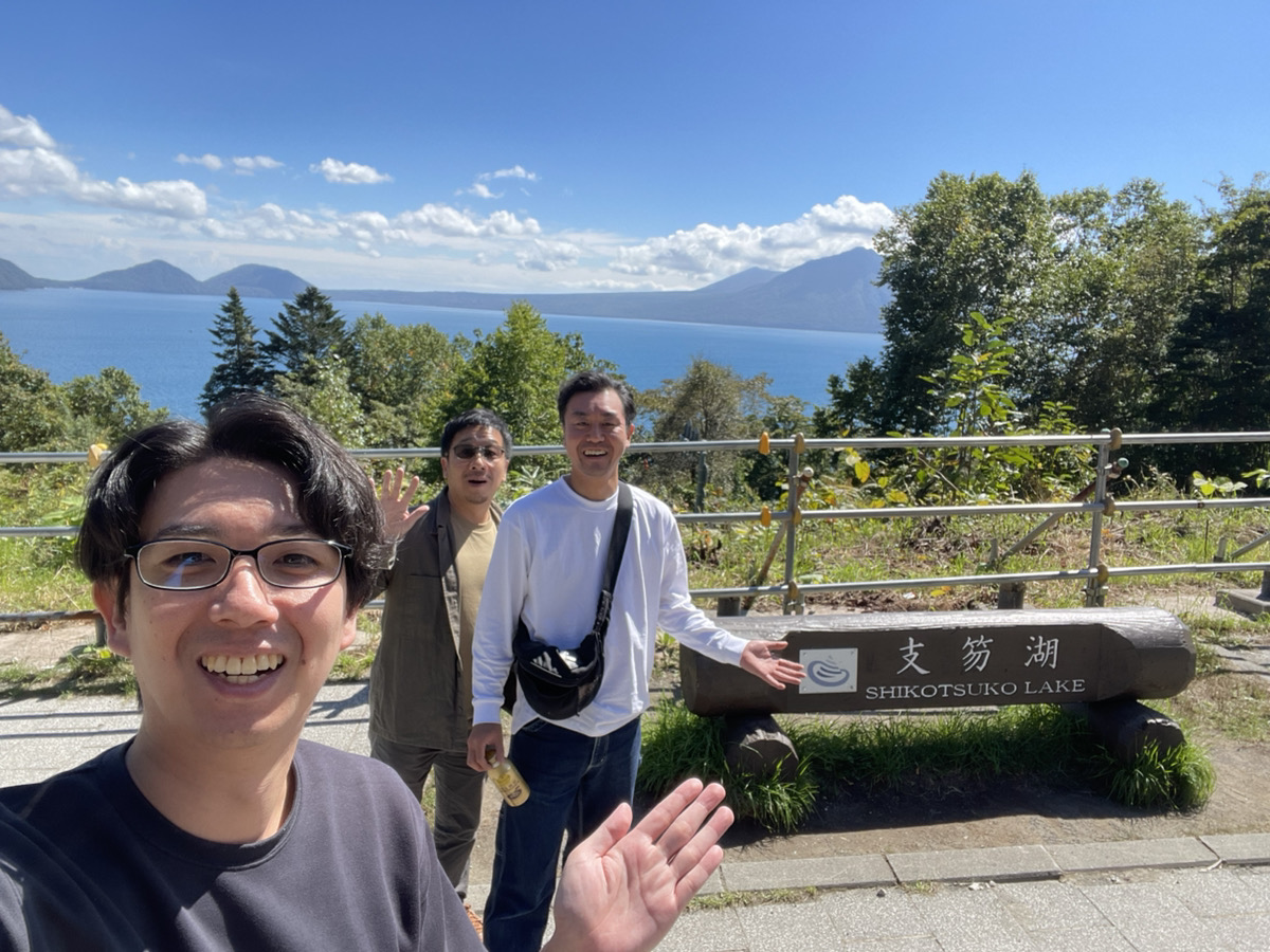 支笏湖の看板の前で